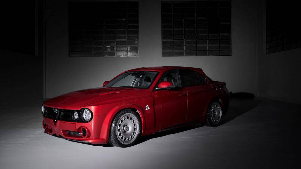 Phần cản trước của xe có các khe hút gió tròn và bộ chia làm từ sợi carbon. Nắp ca-pô có lỗ thông hơi và chắn bùn của xe nhô ra khỏi cửa trước