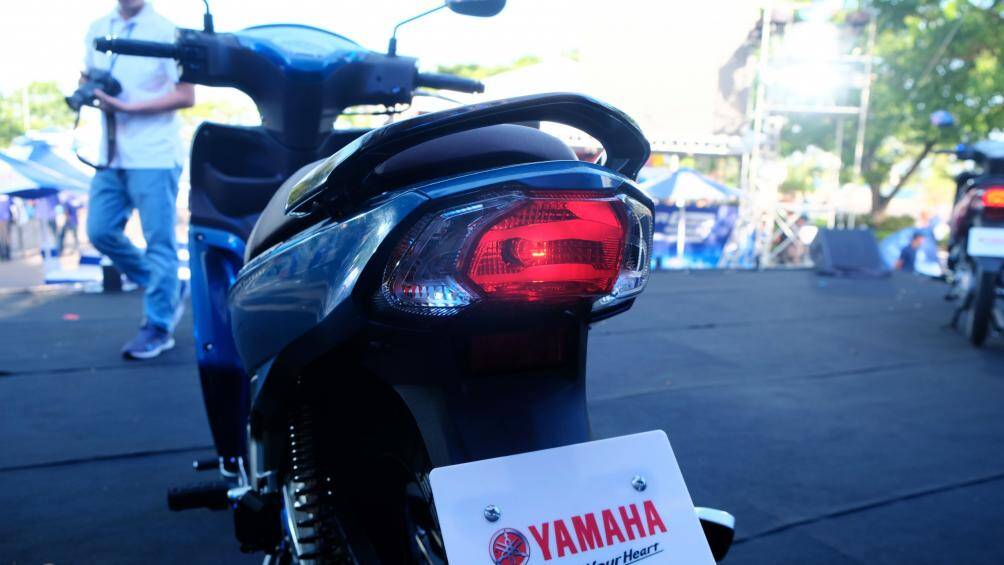 ... và đèn hậu được đánh giá là có thiết kế thanh lịch