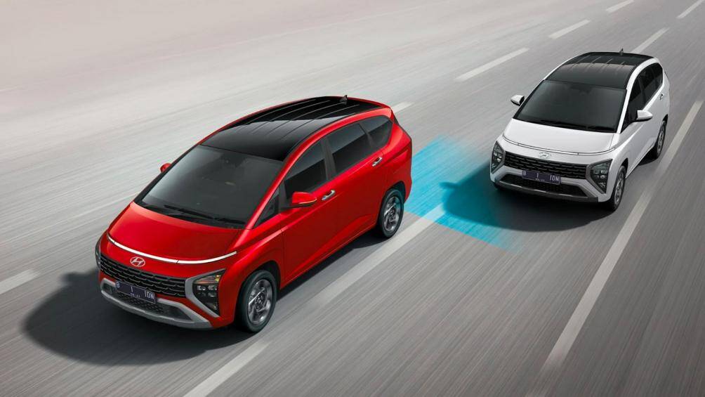 Vành la-zăng đa chấu sơn 2 màu, 2 đường dập gân kéo dài từ đèn pha đến cửa sau và từ cửa sau đến đèn hậu