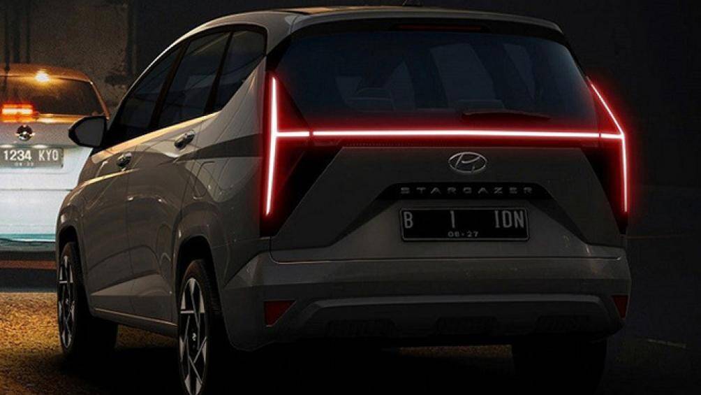 Lưới tản nhiệt của xe có thiết kế hình chữ nhật, được bao quanh bằng 2 nẹp mạ crôm. Đèn hậu hình tam giác và hệ thống đèn LED hình chữ "H" phía sau