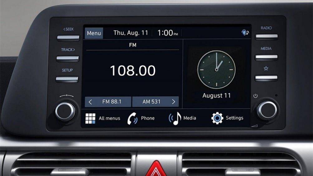 Bên trong, Hyundai Stargazer 2022 có vô lăng vát đáy thể thao và bảng đồng hồ kỹ thuật số nối liền với màn hình thông tin giải trí