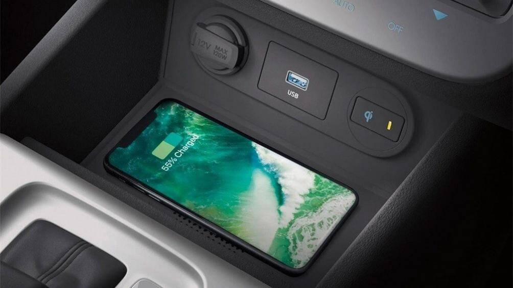 Mẫu MPV này còn có hệ thống đèn viền nội thất, cần số thông thường nằm ở cụm điều khiển trung tâm đặt cao, sạc điện thoại thông minh không dây...