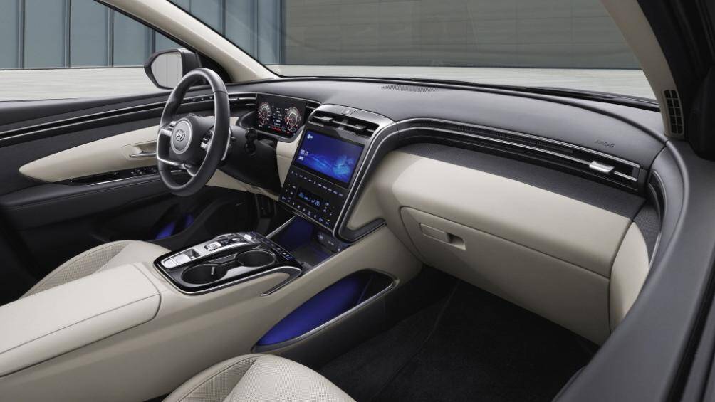 Bản Premium có thêm màn hình thông tin giải trí 10,25 inch, hệ thống kết nối Blue Link, sấy kính, cần gạt nước và hệ thống điều hòa đều tự động