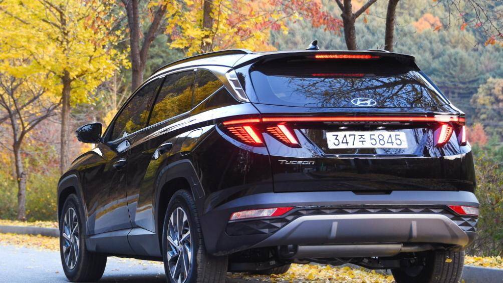 Cuối cùng là hệ truyền động hybrid với động cơ xăng 4 xi-lanh, tăng áp, dung tích 1.6L, kết hợp với mô-tơ điện tạo ra công suất 227 mã lực cùng mô-men 350 Nm