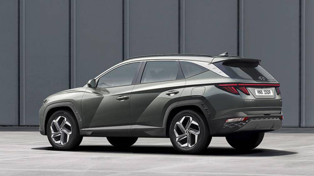 Thêm vào đó là gói phụ kiện ngoại thất mang tên Adventure gồm những phụ kiện ngoại thất màu đen như cản trước, bộ vành hợp kim 19 inch và bệ bước chân riêng...