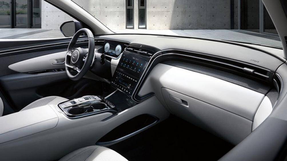 Bản Modern tiêu chuẩn sẽ được bổ sung màn hình thông tin giải trí 8 inch, nút bấm khởi động máy, tính năng mở cửa không cần chìa khóa và camera lùi