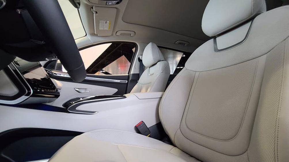 Xe vẫn sử dụng 3 tùy chọn động cơ gồm động cơ xăng 4 xi-lanh, tăng áp, dung tích 1.6L với công suất tối đa 180 mã lực và mô-men xoắn cực đại 265 Nm