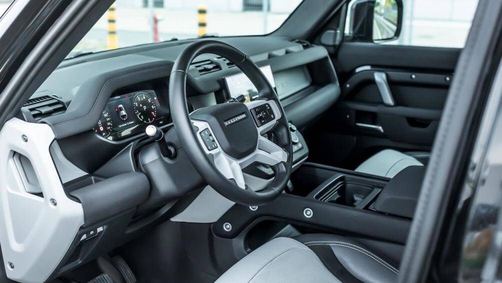 Về nội thất, phiên bản độ dựa trên mẫu xe Defender được bọc chất liệu da hoàn toàn mới và bọc Alcantara