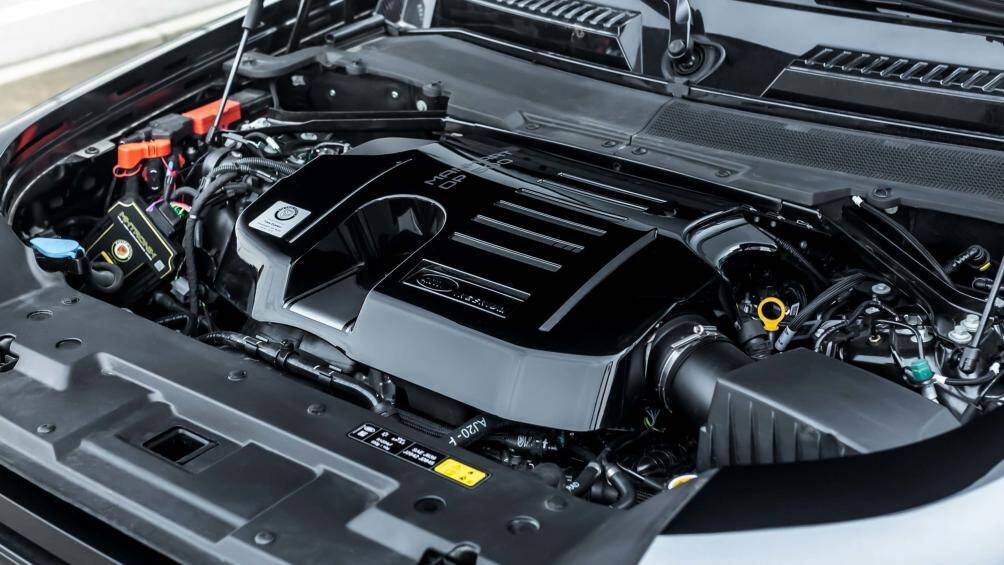 Biến thể P400 AWD nguyên bản được trang bị động cơ xăng 6 xi-lanh 3.0 lít tăng áp cho công suất 395 mã lực, mô-men xoắn 550 Nm