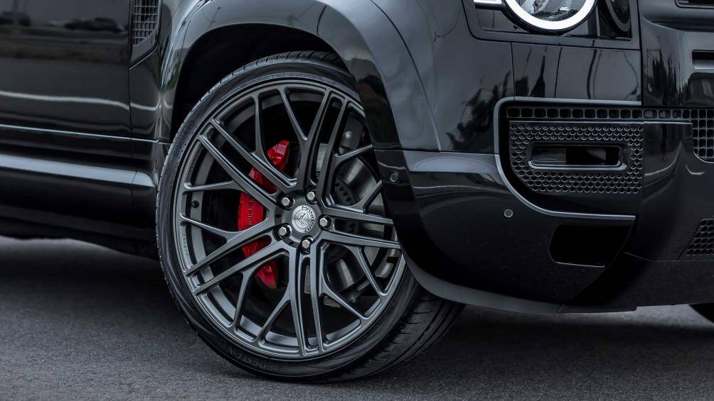 Xe sở hữu bộ mâm xe hợp kim có kích thước 24 inch đồ sộ với bộ lốp cực mỏng