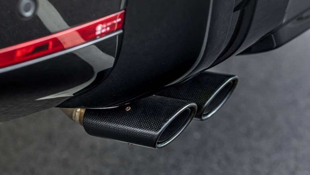 Hệ thống ống xả bằng thép không gỉ mới với ống xả phủ thêm carbon hoặc gốm. Hệ thống phanh được nâng cấp với bộ cùm phanh màu đỏ