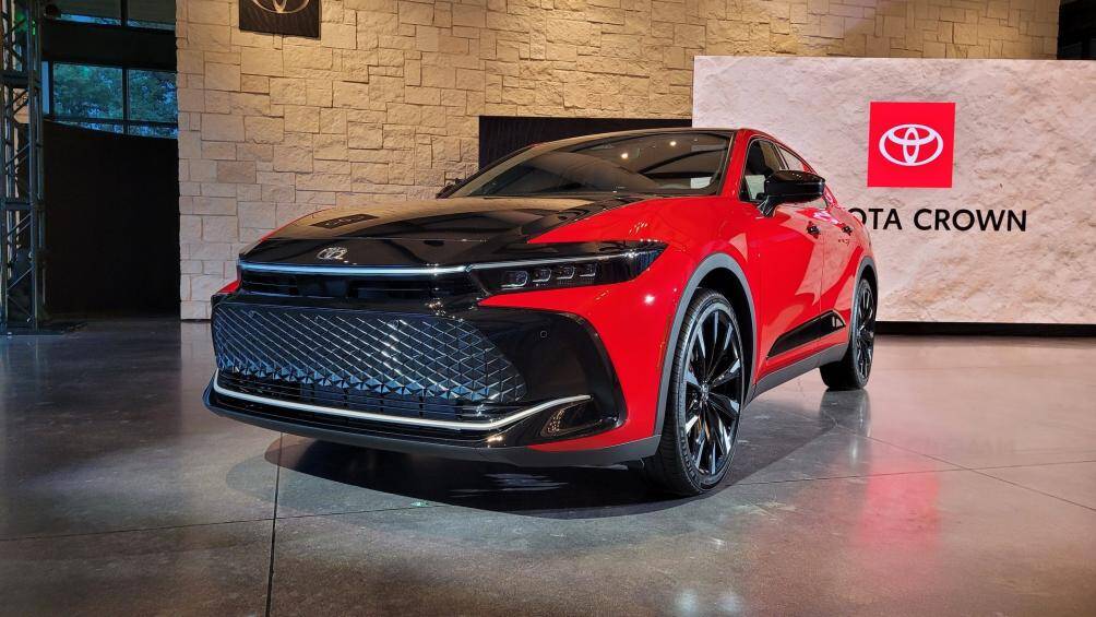 Sau thời gian dài nhá hàng, Toyota Crown 2023 đã lộ diện với thiết kế cá tính cùng hai lựa chọn hệ truyền động Hybrid
