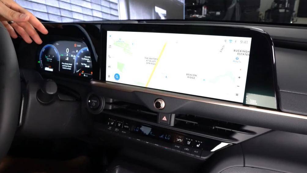 Hệ thống thông tin giải trí của Toyota với màn hình cảm ứng 12,3 inch, hỗ trợ kết nối Apple CarPlay và Android Auto không dây