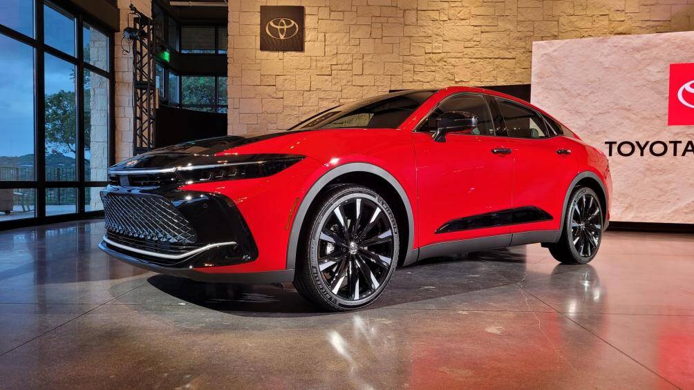 Phiên bản Crown XLE và Limited sử dụng mâm xe 19 inch hai tông màu. Gói trang bị Advanced package ở bản Limited được bổ sung mâm xe 21 inch