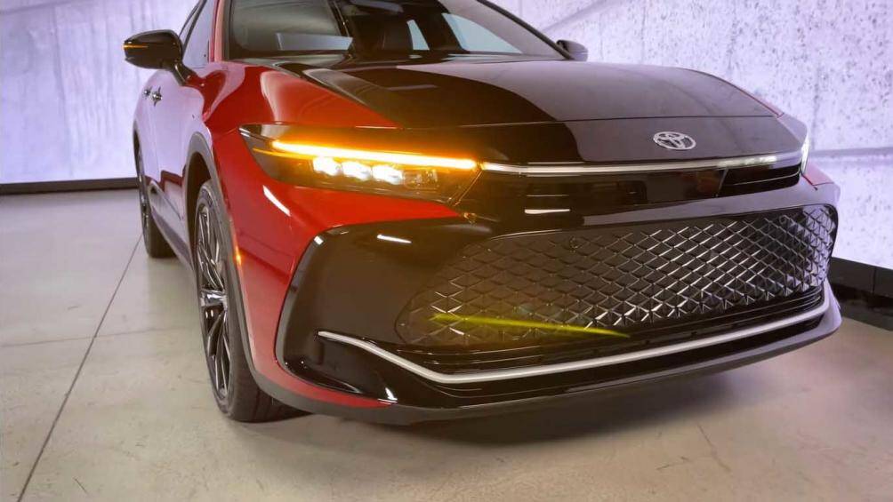 Về thiết kế ngoại thất, Toyota Crown 2023 sở hữu cụm lưới tản nhiệt cỡ lớn phía trước đặt dưới mặt ca-lăng nối liền với cụm đèn pha LED sắc nét