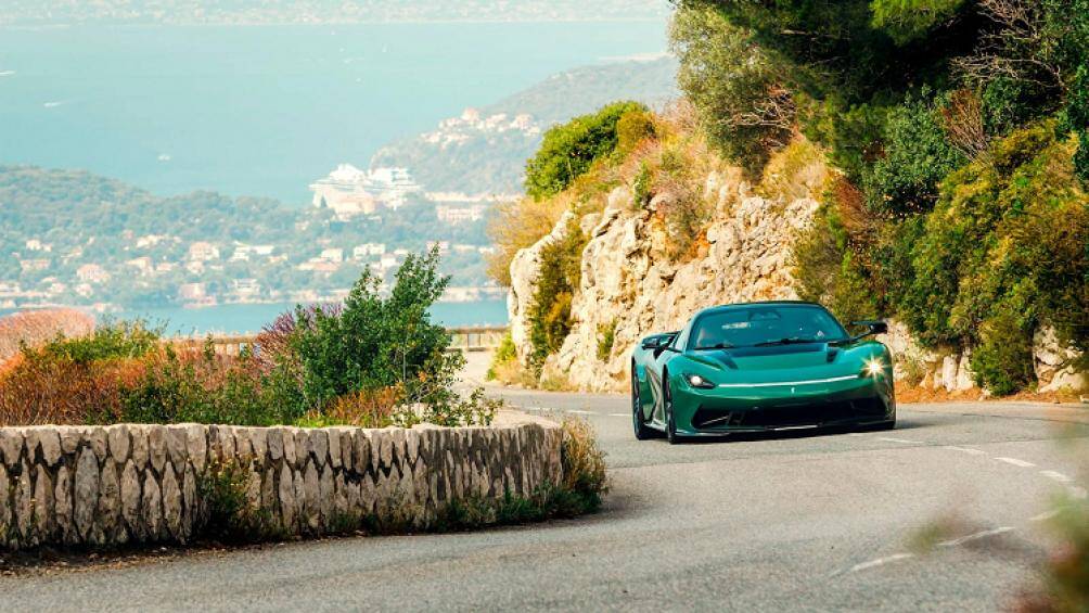 Battista Hyper GT trang bị gói pin 120 kWh, mang đến công suất 1.900 mã lực và mô-men xoắn cực đại 2.360 Nm, phạm vi di chuyển là 500 km