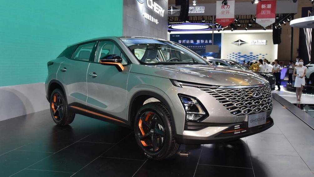 Chery Omoda 5 còn có những điểm nhấn sơn màu khác biệt với thân xe như nẹp trong hốc gió trung tâm, vành la-zăng, nẹp trên cửa, cột A, nóc xe và ốp gương