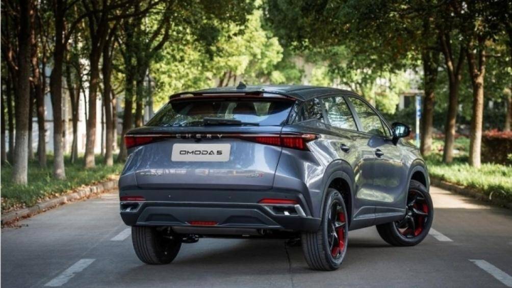 Thứ hai là động cơ xăng 4 xi-lanh, tăng áp, dung tích 1.6L, tạo ra công suất tối đa 197 mã lực