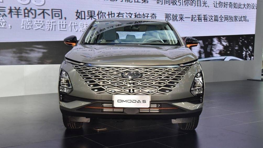 Chery Omoda 5 sở hữu lưới tản nhiệt tràn viền cỡ lớn và hệ thống đèn hai tầng trên đầu xe. Dải đèn LED định vị ban ngày có thiết kế thanh mảnh và nằm phía trên