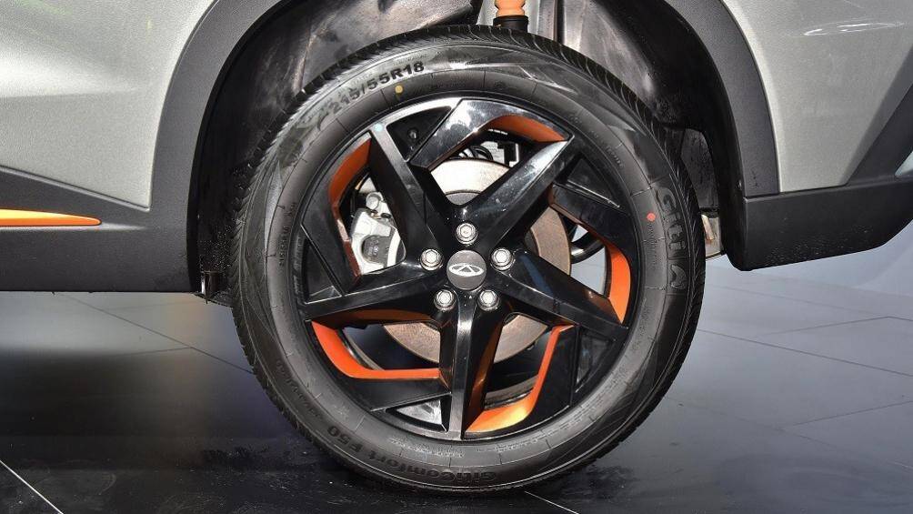 Thêm vào đó là kính cửa sổ khá hẹp và bộ vành hợp kim 18 inch với thiết kế 5 chấu kép sơn màu đen, tạo hình ngôi sao