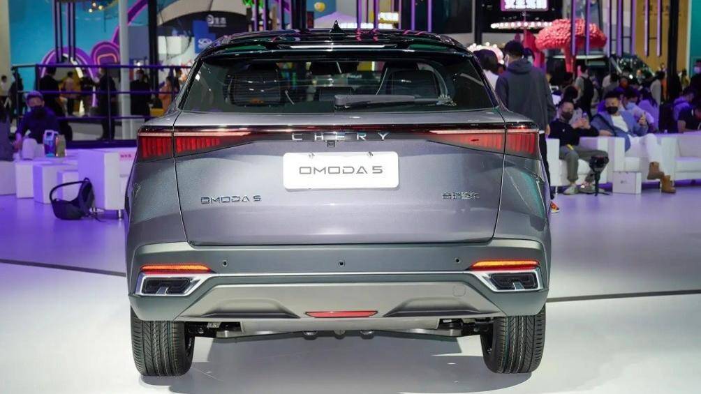 Cánh gió mui, cánh gió sau tích hợp vào cụm đèn hậu và 2 đầu ống xả giả hình chữ nhật nằm khá cao ở phía sau