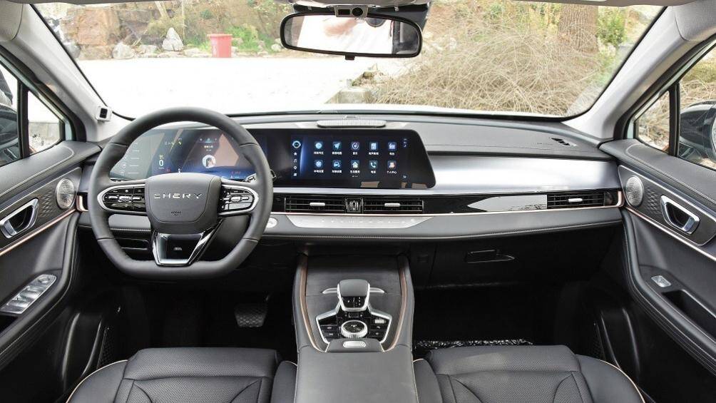Bên trong, mẫu xe này được trang bị vô lăng 3 chấu bọc da với thiết kế vát đáy thể thao, 2 màn hình 10,25 inch trên bản tiêu chuẩn và 12,3 inch trên bản cao cấp