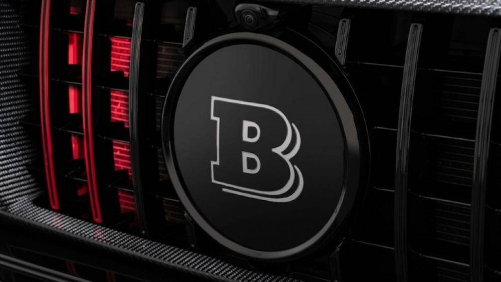 Các hốc gió trước đầu xe được mở rộng và thêm dải LED, vòm bánh xe mở rộng và gia cố bằng carbon