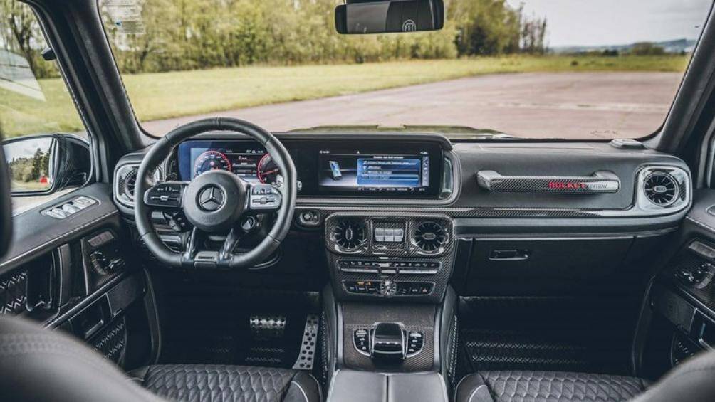 Nội thất xe Brabus 900 Rocket Edition cũng được làm bằng da cao cấp, carbon và các phụ kiện