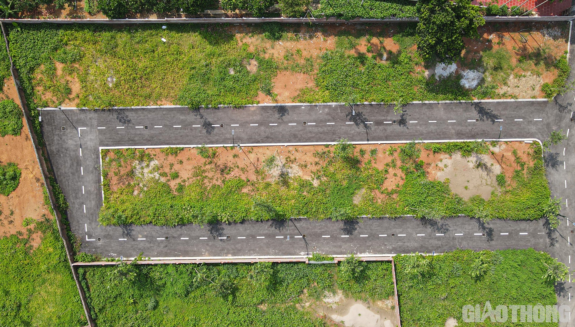 PV Báo Giao thông liên hệ với nhân viên môi giới đã từng tư vấn cho chính dự án này, anh ta cho biết không còn tham gia bán dự án này nữa và sau đó tắt máy.