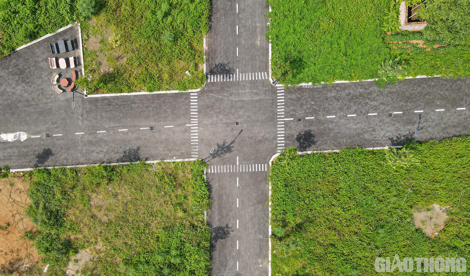 Tiếp tục gọi vào một số điện thoại được phun sơn nham nhở trên tường, anh N.T.S, môi giới ở đây cho hay, dự án đã bán hết.