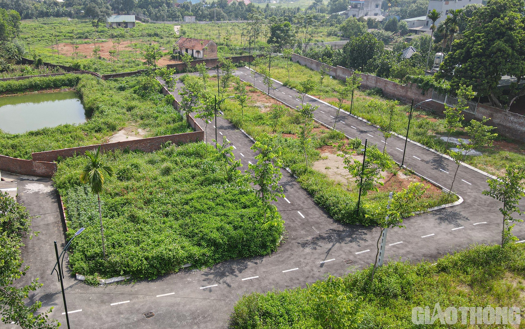 Tấm biển giới thiệu dự án, những hàng gạch phân lô 70-100m2 cũng biến mất.