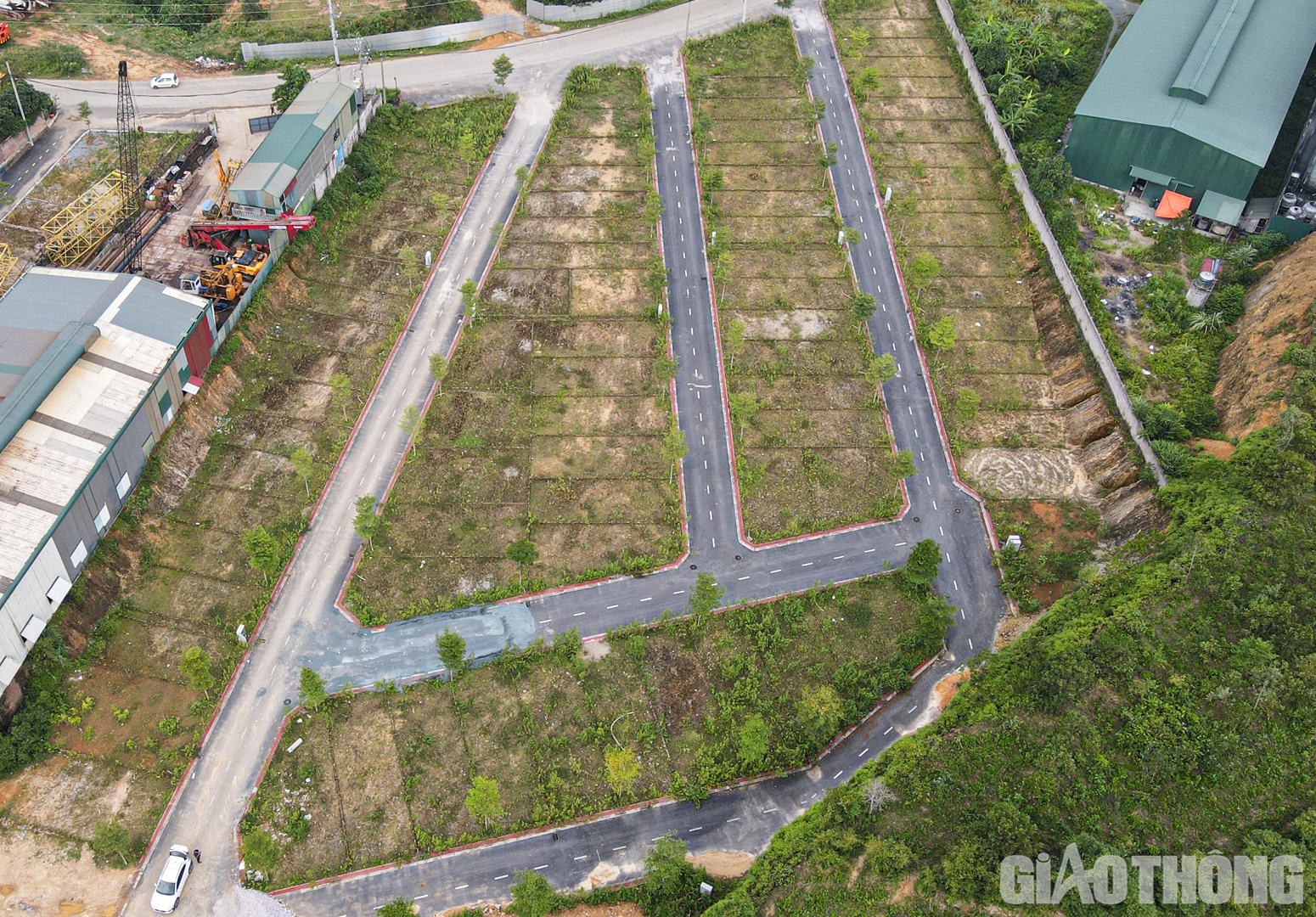 Những lô đất đã được phân sẵn nhưng đang bỏ không. Tính chung trong phạm vi khảo sát của Báo Giao thông, có hàng ngàn tỷ đồng của nhà đầu tư "đắp chiếu" theo những dự án "đất phân lô" quanh khu vực ngoại ô Hà Nội này.