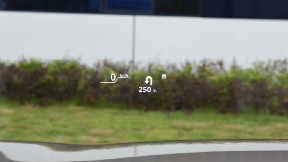 Trong khi nhiệm vụ truyền động thuộc về motor điện trên cầu sau có công suất tối đa 272 mã lực và 360 Nm, thời gian tăng tốc từ 0-100 km/h chỉ trong 7,8 giây