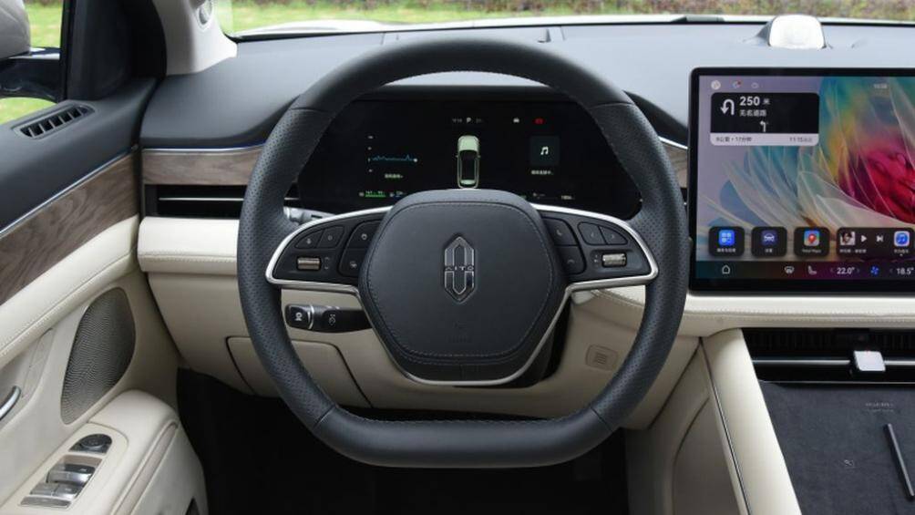 Xe được trang bị vô-lăng 2 chấu D-cut thể thao, bọc da có các lỗ thông hơi. Hàng ghế trước và hàng ghế thứ hai đều có chức năng sưởi, làm mát và mát xa