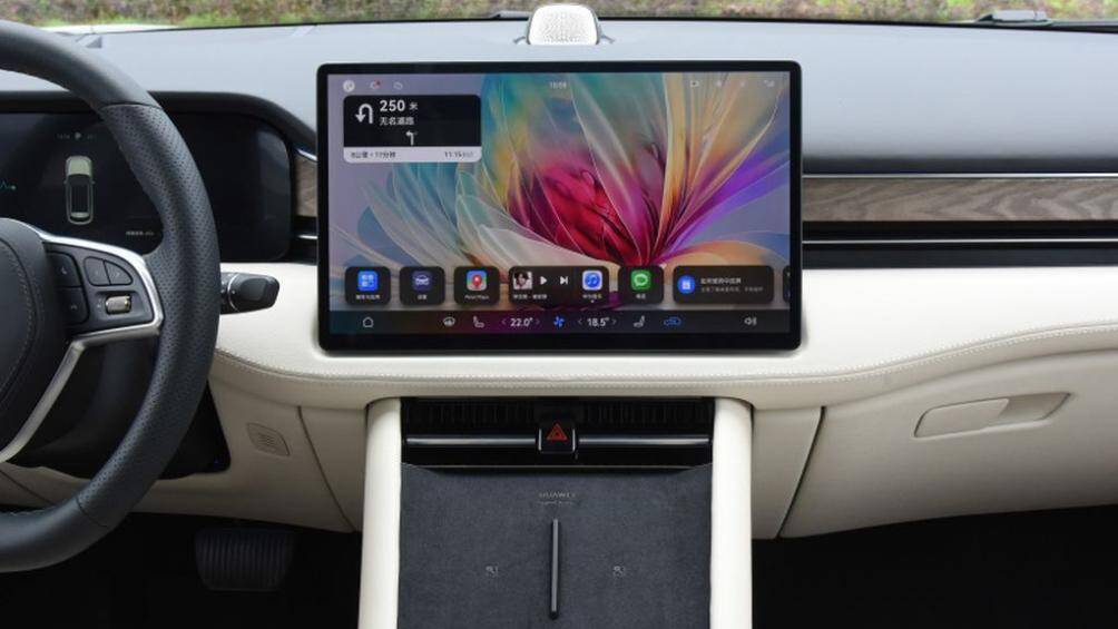 Phía sau tay lái là bảng đồng hồ kỹ thuật số LCD 10,25 inch và màn hình hiển thị trên kính lái HUD