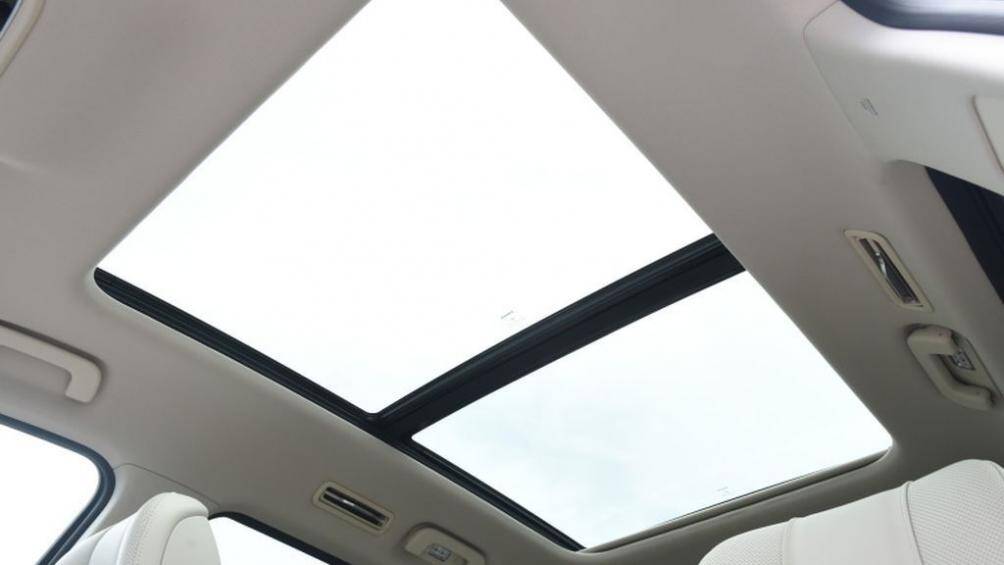 Ở bản cao cấp, xe có hai động cơ điện sản sinh công suất tổng hợp 449 mã lực, mô-men xoắn 660 Nm