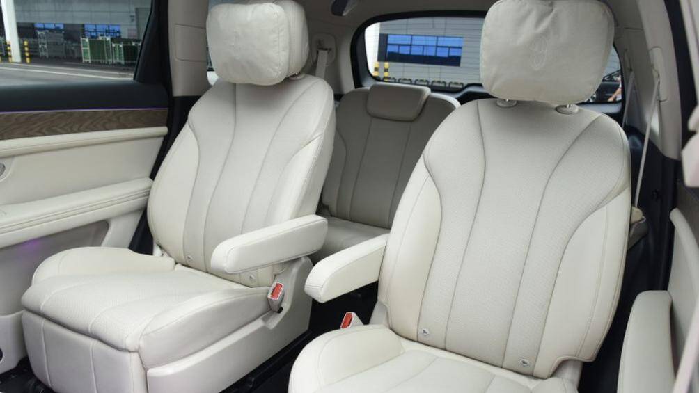 Aito M7 được trang bị bộ pin 40 kWh, bản tiêu chuẩn cung cấp phạm vi hoạt động 195 km ở chế độ chạy điện