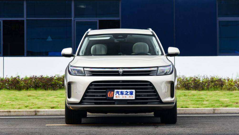 Aito M7 có thiết kế khá đơn giản với bộ lưới tản nhiệt được làm nhỏ, nối liền cụm đèn pha LED có vỏ ốp tối màu