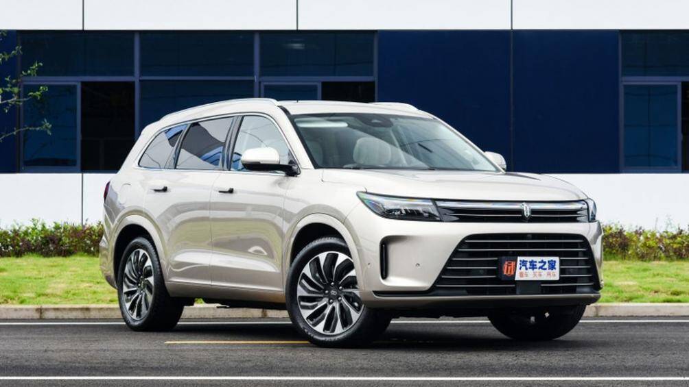 Dịch xuống phía dưới là hốc gió trung tâm hình thang cỡ lớn và khe gió nằm dọc ở hai bên đầu xe