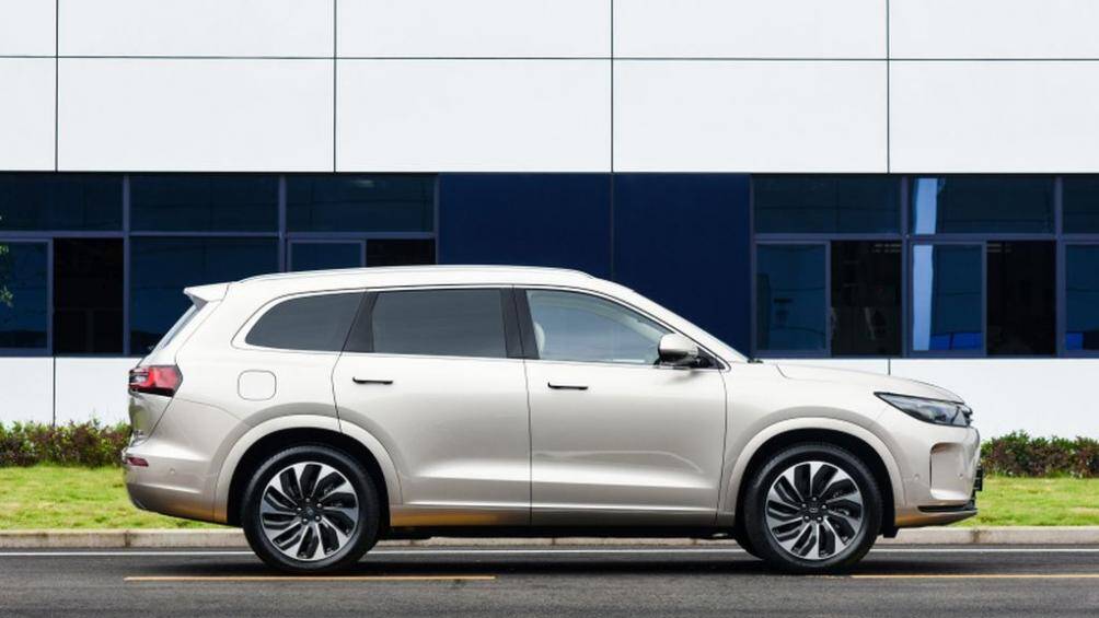 Về kích thước, Aito M7 có chiều dài 5.020 mm, rộng 1.945 mm, cao 1.775 mm và chiều dài cơ sở 2.820 mm