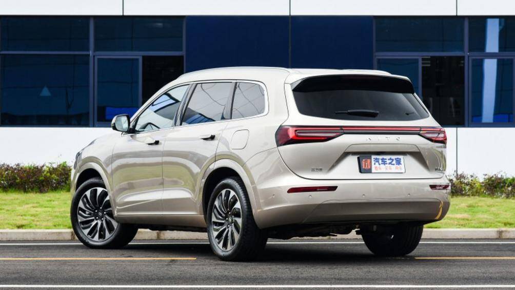 Nhìn từ bên hông, Aito M7 không có các đường dập gân sắc sảo hay phức tạp, xe sử dụng tay nắm cửa dạng ẩn