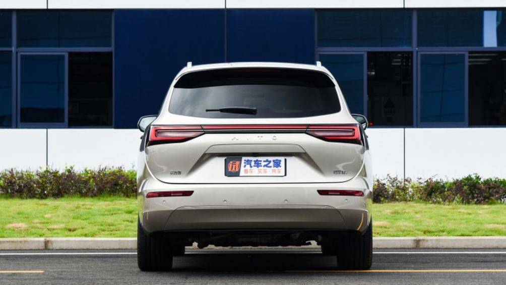 Tại Trung Quốc, Aito M7 được bán với mức giá từ 319.800 NDT - 379.800 NDT (1,12 – 1,22 tỷ đồng)