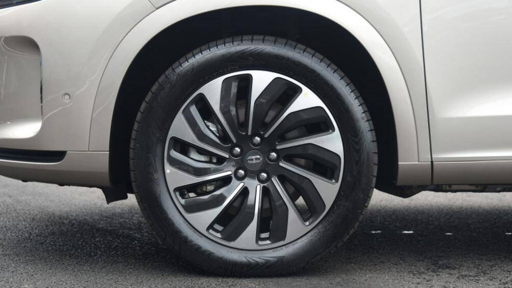 Tuỳ từng phiên bản mà chiếc SUV nhà Aito sẽ được trang bị bộ mâm có kích thước 20 inch hoặc 21 inch