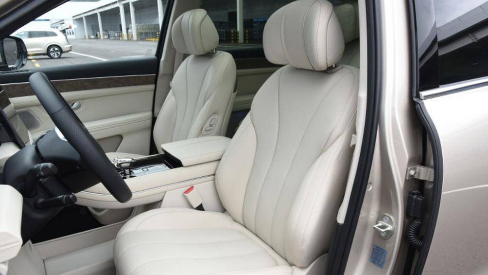 Aito M7 có không gian nội thất 6 chỗ ngồi với cấu hình 2+2+2. Ghế ngồi của xe được bọc da Nappa và có thể lựa chọn giữa 4 màu sắc khác nhau