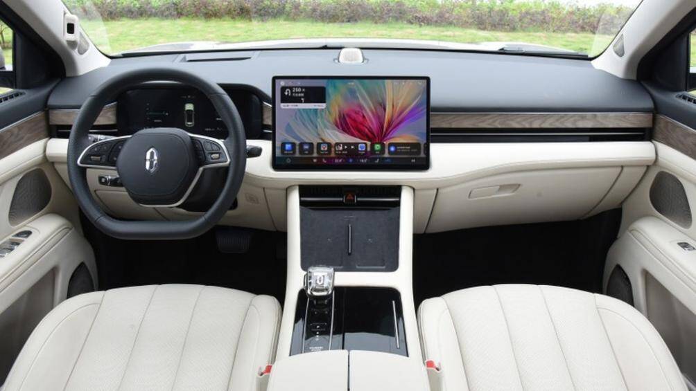 Bên trong, toàn bộ thông tin được hiển thị lên màn hình thông tin giải trí kích thước 15.6 inch sử dụng hệ điều hành HarmonyOS của Huawei