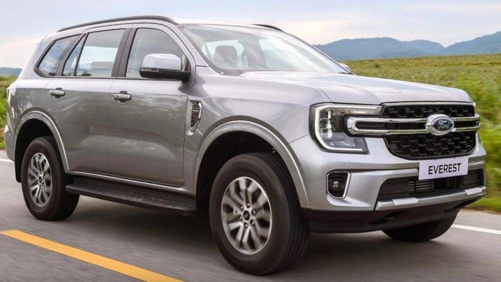 Ford Everest 2023 Trend được trang bị đèn pha LED Reflector, dải đèn LED chiếu sáng ban ngày C-Clamp, đèn hậu LED và mâm xe hợp kim 18 inch