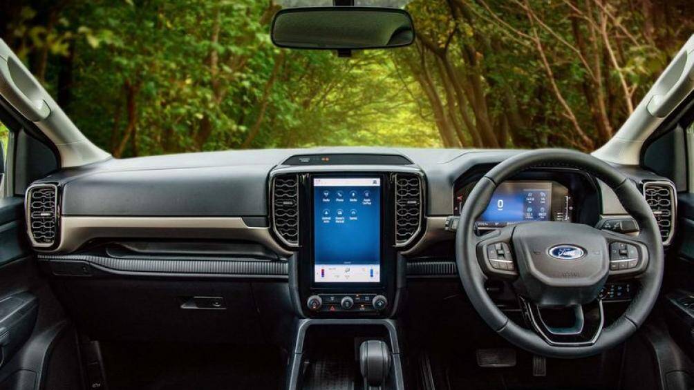 Cụm đồng hồ lái LCD 8 inch, màn hình thông tin giải trí Multi-Touch 10.1 inch hỗ trợ Apple CarPlay và Android Auto