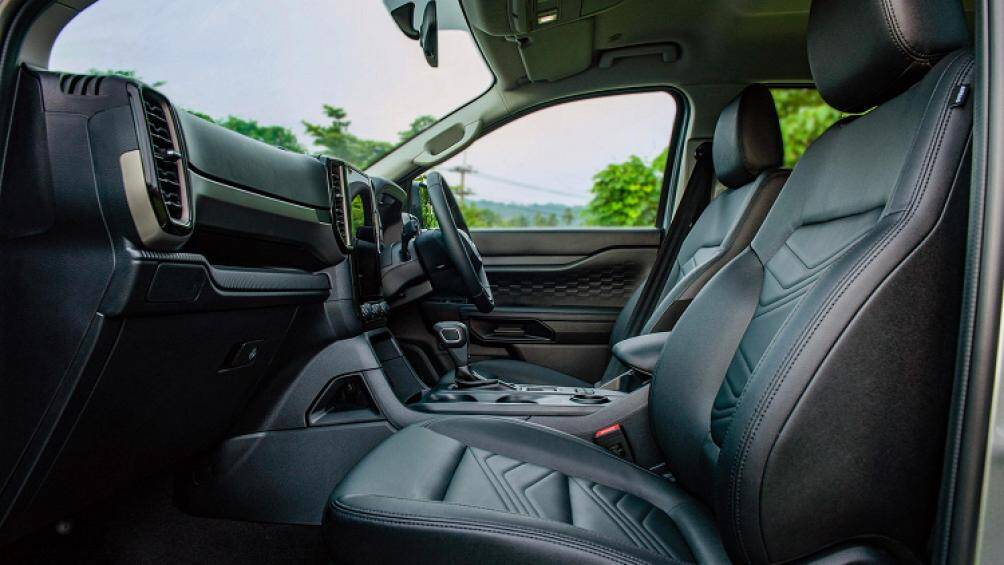 Bên trong cabin được trang bị ghế lái chỉnh điện 8 hướng, hàng ghế thứ 2 có thể ngả và trượt, hệ thống điều hòa cho người ngồi sau