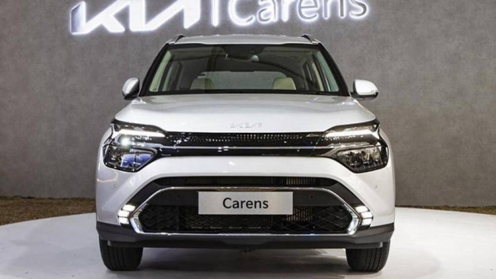 Ngoại hình xe với lưới tản nhiệt cỡ lớn, họa tiết kim cương. Hệ thống đèn pha ứng dụng công nghệ LED hiện đại và hạ thấp xuống phía dưới để tạo điểm nhấn