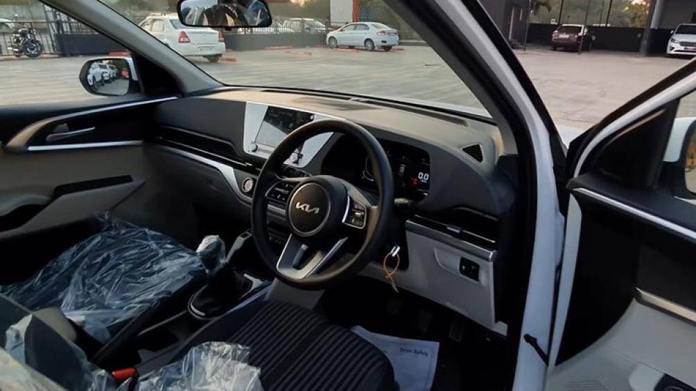 Nội thất của KIA Carens 2022 cũng được làm mới so với "người tiền nhiệm" Rondo khi trên bảng táp-lô là màn hình giải trí dạng nổi